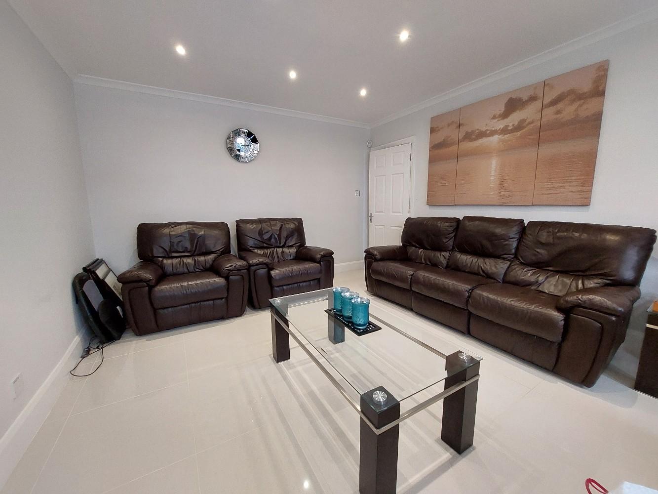 Electric reclining sofa set . in TW7 Hounslow for £225.00 for sale Shpock