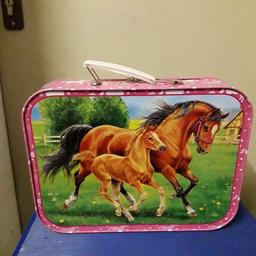 Verkaufe Kinderkoffer mit Pferdemotiv aus Metall-Blech, pink-weiß, neuwertiger Zustand.

Maße:
28 cm breit
21 cm hoch
7 cm tief