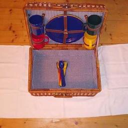 Verkaufe neuwertigen und ungebrauchten Picknick-Koffer inklusive Geschirr (Hartplastik) für 4 Personen.

Maße:
46 cm breit
31 cm tief
22 cm hoch