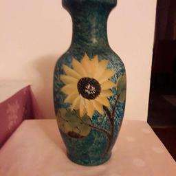 Verkaufe Vase aus Ton-Keramik, handbemalt, sehr dekorativ, Top-Zustand.

30 cm hoch, 15 cm Durchmesser Mitte und 10 cm Durchmesser oben.