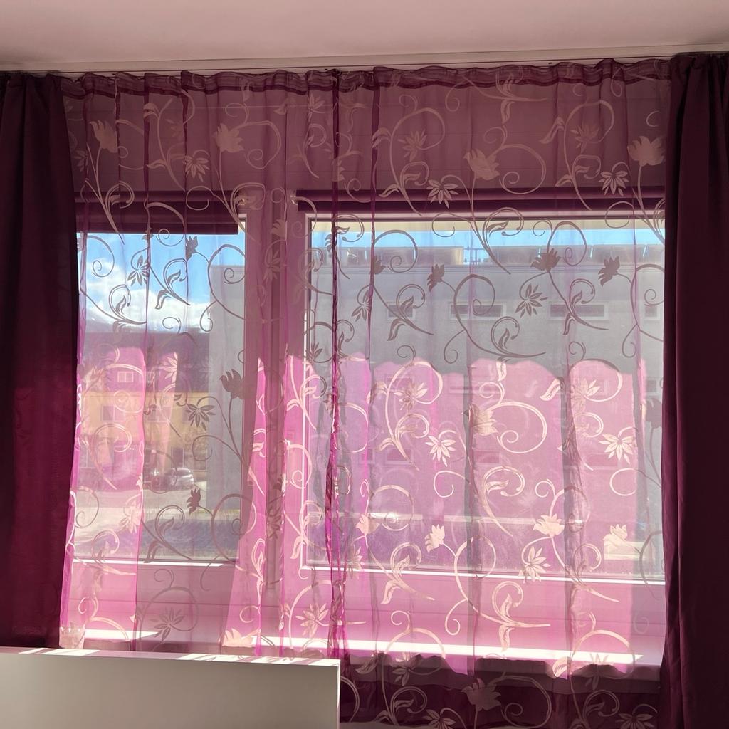 Verkaufe Vorhang Set in Lila. 2x Stor in lila Transparent mit Muster 160x140 cm HxB und 2x Seitenteile lila blickdicht 160x140 cm. Gesamtbreite vom Fenster 220 cm. Abholung und Besichtigung in Klagenfurt.
