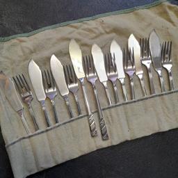 Vintage Viners Cutlery:
"Rose Pattern"
(8 Place Settings)
Fish Knife & Fork

*Postage possible at buyer's expense with payment by PayPal please so buyer protection will apply
