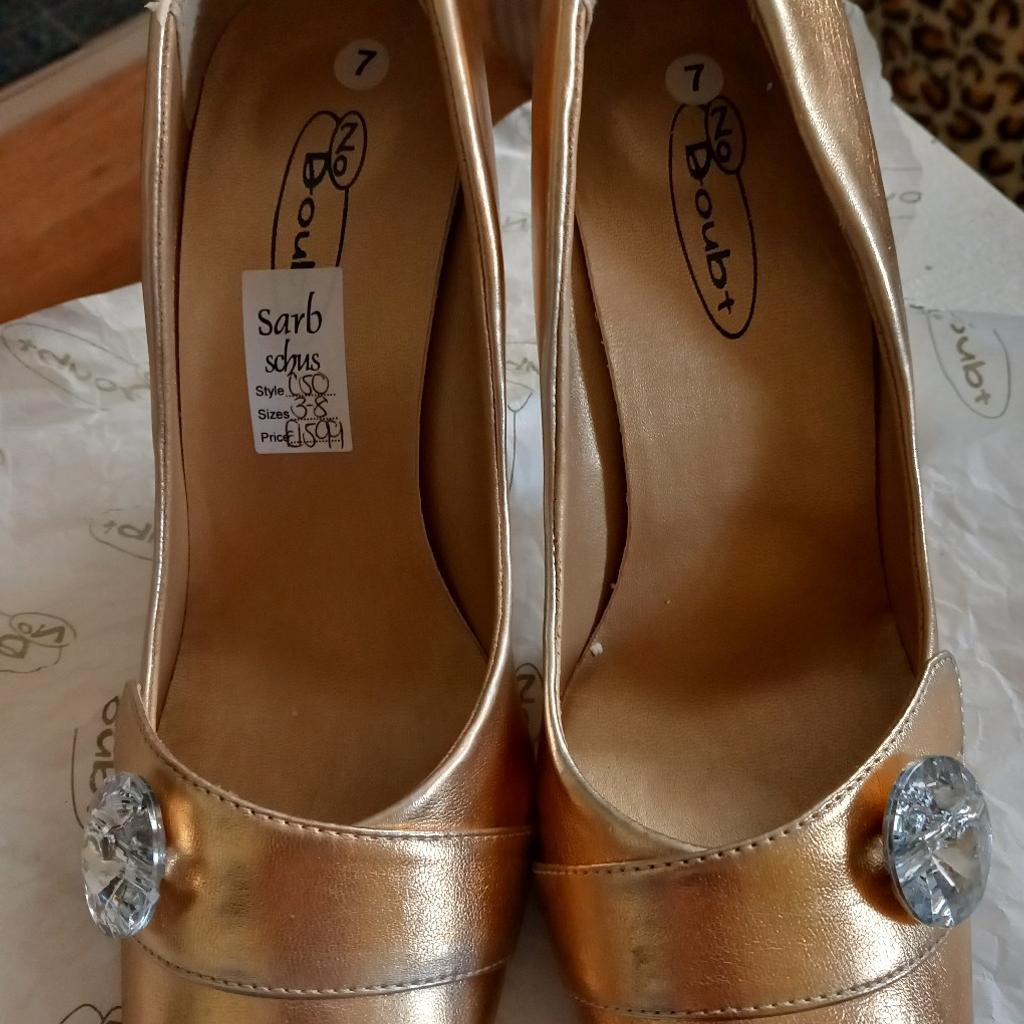 Ladies gold shoes size 7 like new no label. can post if preferred
m34 mcr