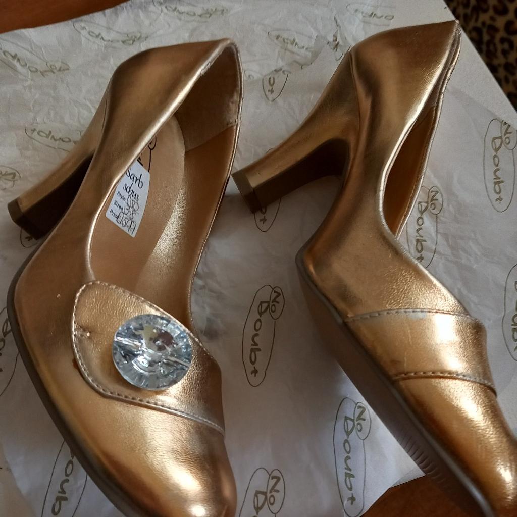 Ladies gold shoes size 7 like new no label. can post if preferred
m34 mcr