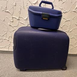 Verkaufe eine Samsonite Reisekoffer Beautycase Kombi. Beide Artikel haben ein Zahlenschloss. Maße Koffer ca. 68x54cm. Kein Versand. Abholpreis