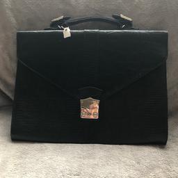 Handtasche mit Krokomuster in schwarz 
Größe 37 x 28 cm
1 Innenfach mit Reißverschluss
Selbstabholung