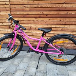 Verkaufen ein extra leichtes Naloo Fahrrad 24 Zoll in pink, welches nur 2 Sommer gefahren wurde. Das Fahrrad ist in einem super Zustand (leichte Gebrauchsspuren natürlich vorhanden)

- wiegt nur 8,9kg
- innen verlegte Kabelzüge
- für Kinder ab ca. 6 -10 Jahren (115-140cm Körpergröße)
- 8-fach Shimano Altus Schaltung mit Drehgriff
- Allround Reifen 24 x 1.75
- UVP € 569,-

Schutzbleche und Fahrradständer wurden separat dazu gekauft