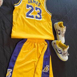 Lakers Basketball Anzug(Kindergeoße S)mit Nike Air force(Größe 38). Einzel verkaufen geht auch.