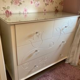 Solid white pine drawers
Glass handles
Perfect for up cycling 
Great condition 
One chip see image
Glass top
Depth 52cm
Width 136cm
117cm height
2 large drawers
2 smaller drawers
Collection only from bramley
Will try dismantle 
£50 quick sale needed