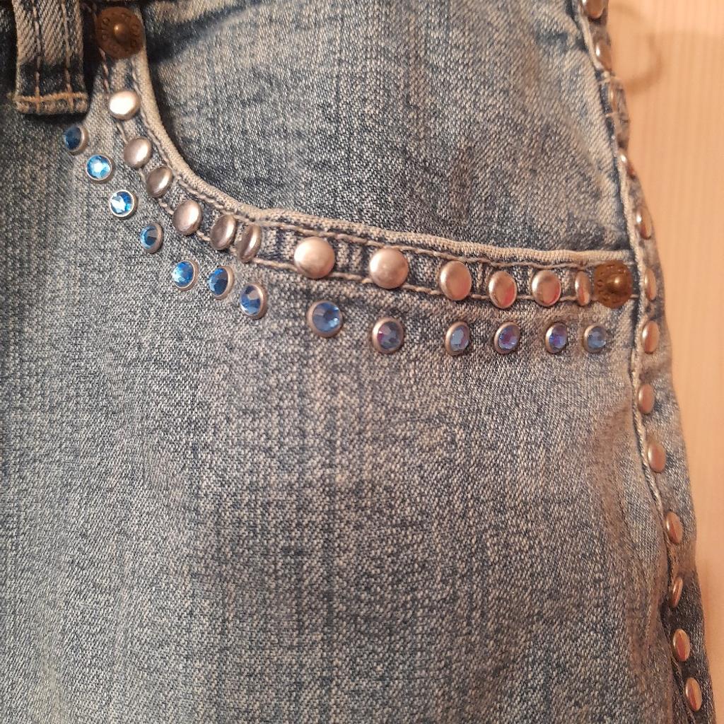 New topshop moto denim skirt has stretch to denim also has detail on pockets length 20ins