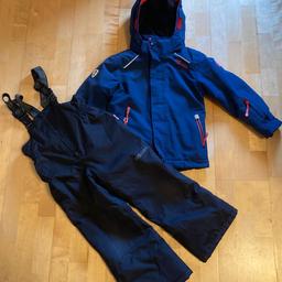 Zweiteiler - Jacke mit Schneefang 
An den Ärmeln zwei kleine Löcher siehe Foto
Größe 116
Wassersäule 10.000 mm
Von nur einem Kind getragen