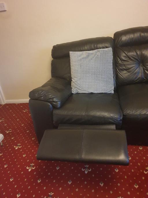 Buy & Sell Greenford Ealing - Photos for 6 seater black leather recliner sofa