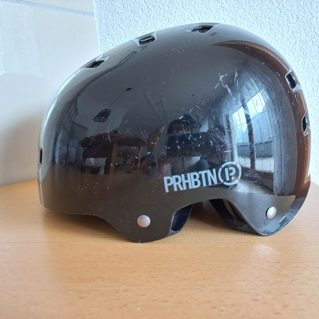 Prohibition Protection Skateboard Helm
Helm für Skateboard
GR:55-58
Farbe: schwarz
Zustand: sehr gut
Helm mit stabiler ABS Schale und EPS Schaum Innenteil, sowie Schock absorbierender PU Schaum Polsterung ,versehen mit Schnellverschluss