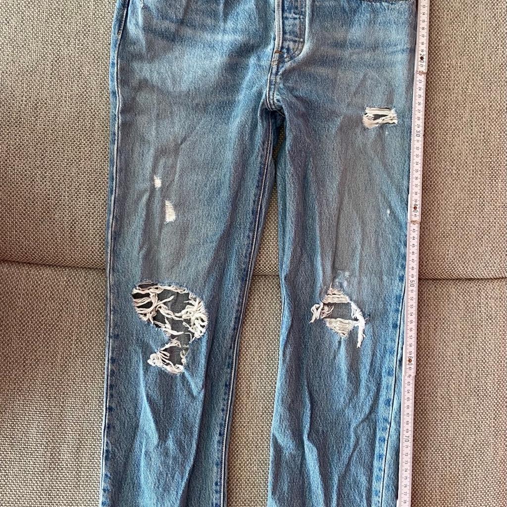 Verkaufe hier eine tolle Jeans der Marke Levi’s 501, in der Farbe Hellblau, in Größe W26/L26, XS! Maße siehe Bilder! Kaum getragen, daher wie neu! Versand extra