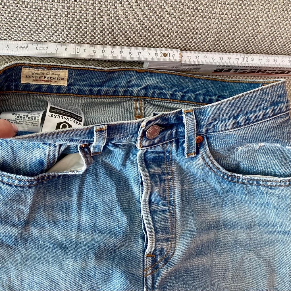 Verkaufe hier eine tolle Jeans der Marke Levi’s 501, in der Farbe Hellblau, in Größe W26/L26, XS! Maße siehe Bilder! Kaum getragen, daher wie neu! Versand extra