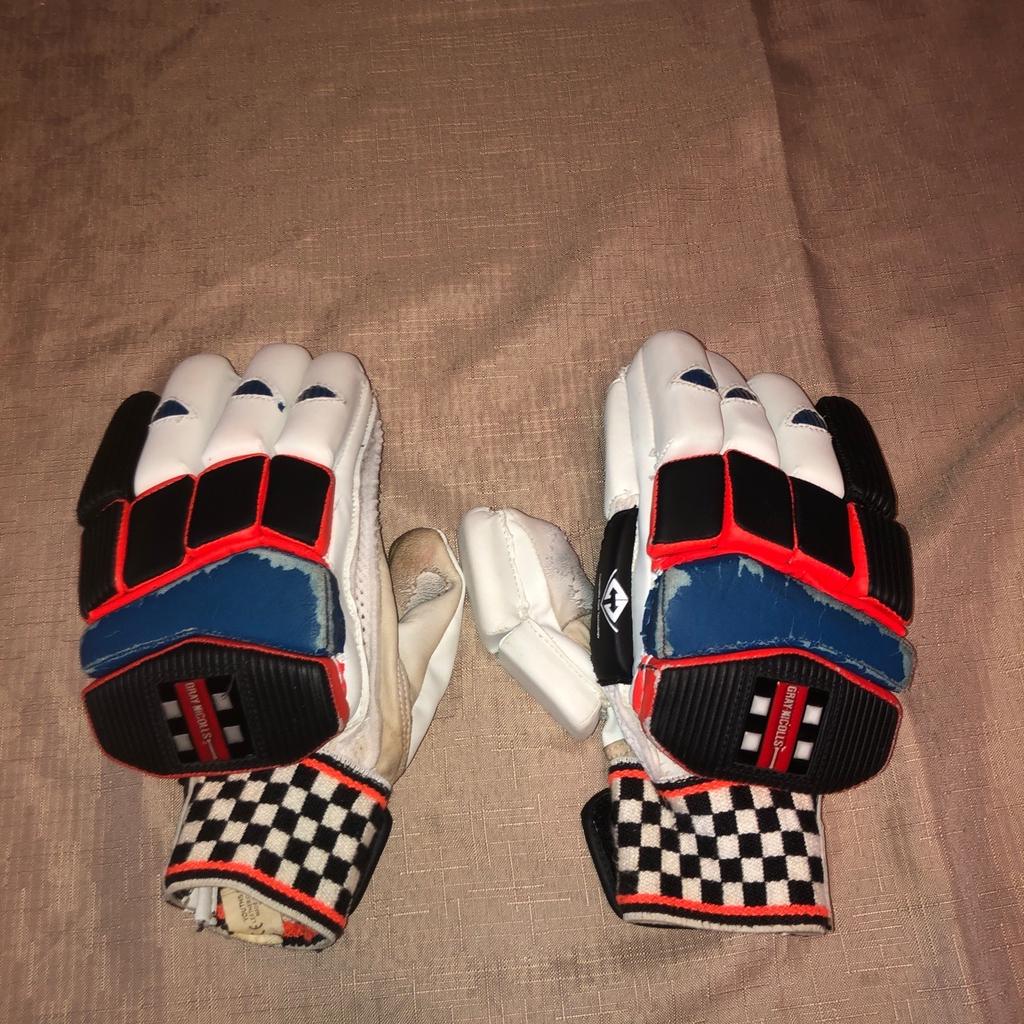 Gray-Nicolls Youth RIGHT HANDED Cricket Batting Gloves
Used with slight wear on palm and inner fingers
Size: Youth
From a pet and smoke free home
Cash on collection only please