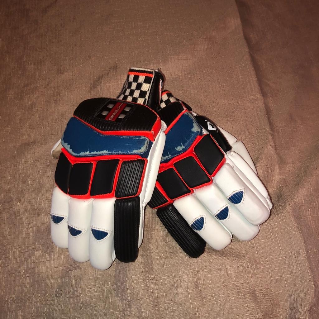 Gray-Nicolls Youth RIGHT HANDED Cricket Batting Gloves
Used with slight wear on palm and inner fingers
Size: Youth
From a pet and smoke free home
Cash on collection only please