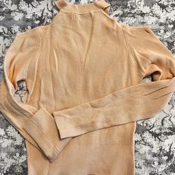 Kaum getragener ZARA Pullover mit schönen Cut Outs an den Schultern