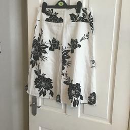 Ladies white black skirt
Size 10
From Dunnes
Very good condition