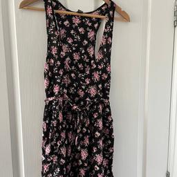 Lovely light floral print dress by Forever 21 with waist tie detail. 100% rayon.

Delivery by Royal Mail, pricing based on 2nd class small parcel cost. May cost more if tracking is required.