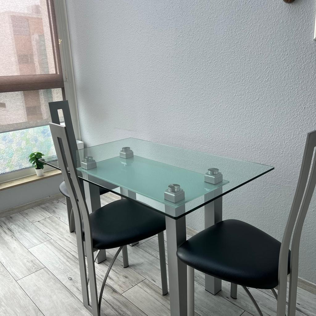 Wegen Platzmangel verkaufe ich meine schöne Esstisch aus Glas 120x75 cm und 3 Stühle dazu.
Nur Abholung möglich.