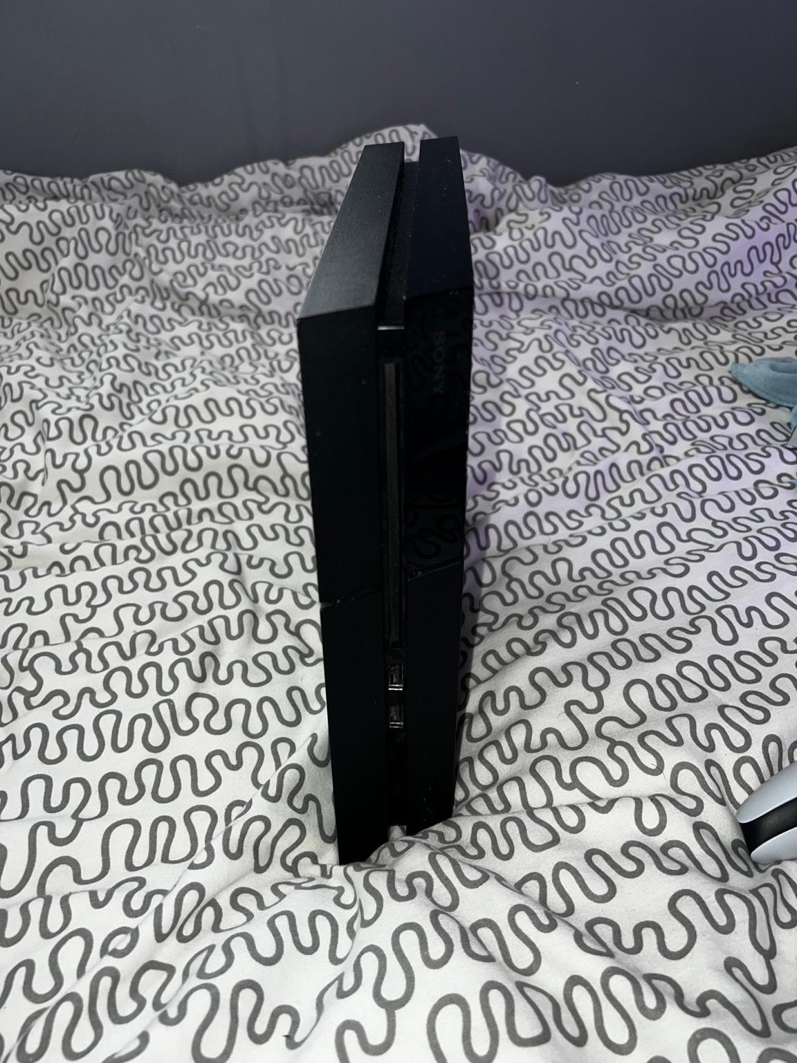 Ps4 with controller and ordinal cables in WF12 Kirklees für 100,00