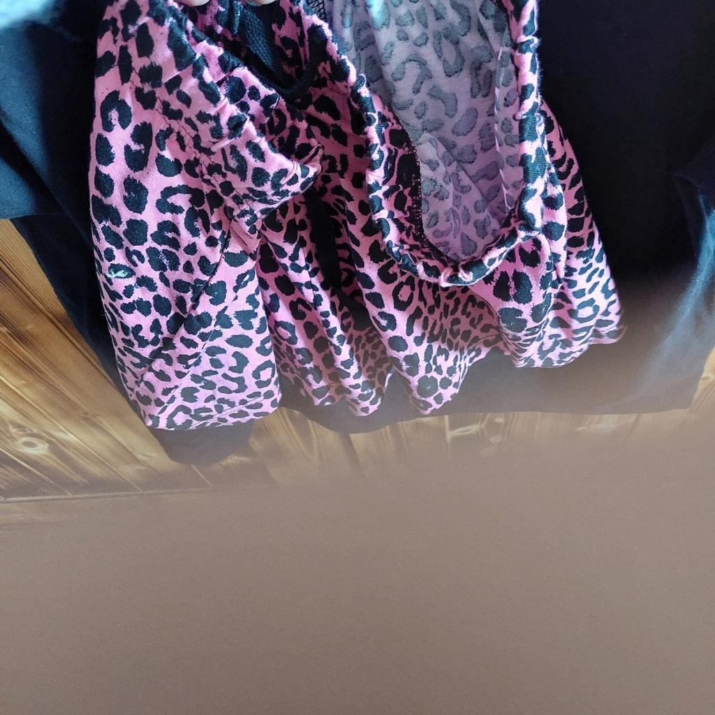 New Look Summer Shorts Pj Set Size Small (8/10).

Black & Pink Leopard & Slogan Design.

Brand new & Original Price £15.99. Unwanted Xmas Gift.