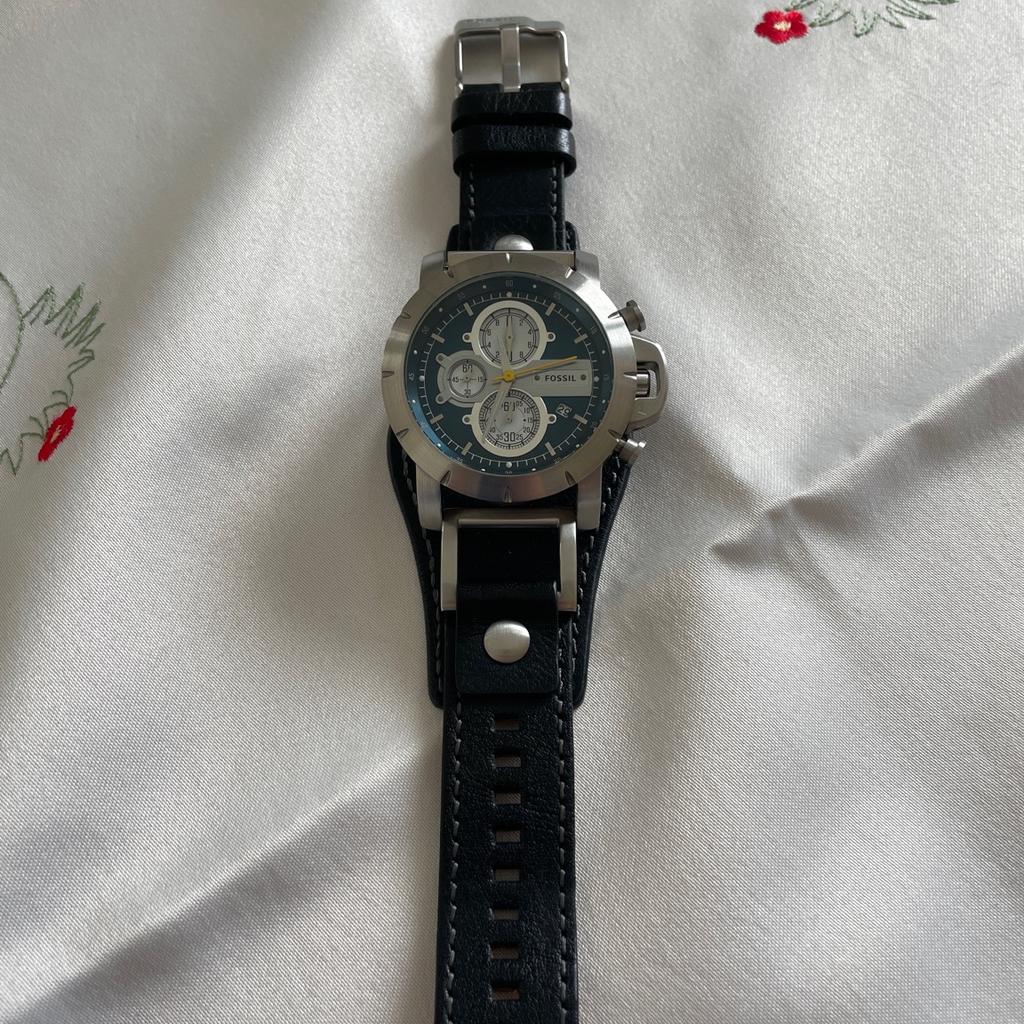 Verkaufen selten getragene Armbanduhr für Herren von Fossil mit Lederband.

Es handelt sich um einen Chronograph mit allen typischen Funktionen.

OVP vorhanden.

Versand innerhalb von Österreich um EUR 5.— gerne möglich.