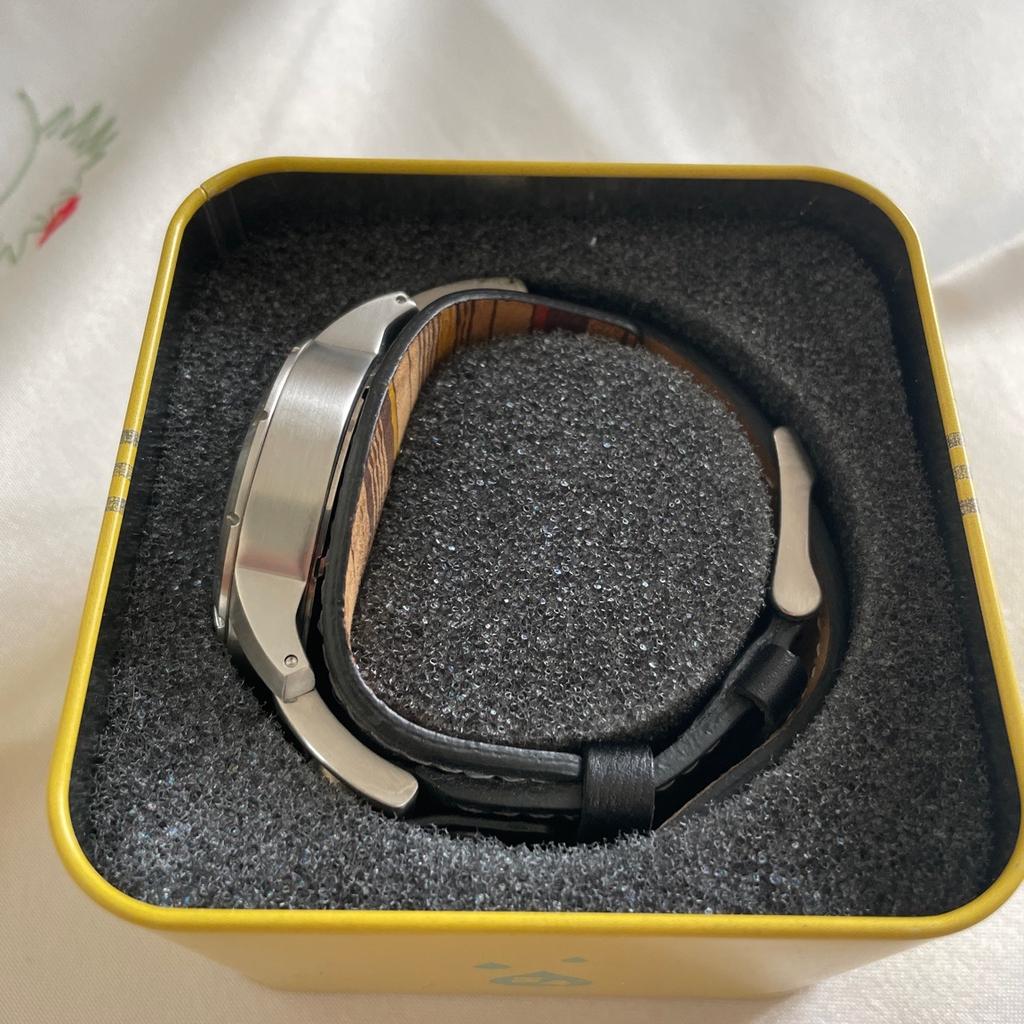 Verkaufen selten getragene Armbanduhr für Herren von Fossil mit Lederband.

Es handelt sich um einen Chronograph mit allen typischen Funktionen.

OVP vorhanden.

Versand innerhalb von Österreich um EUR 5.— gerne möglich.