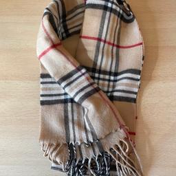 Ich verkaufe diesen selten getragenen Cashmink-Schal im Burberry-Look.

Nur für Abholer*innen