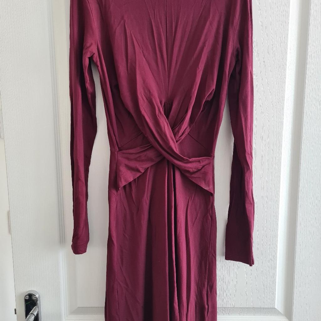 Lipsy Burgundy/Plum long-sleeved Dress size 12.

Only worn once. Excellent condition/quality. Super soft.

Collect from NG4 Area or weekdays daytime from NG1 Notts city centre. Can post for additional £3 postage.