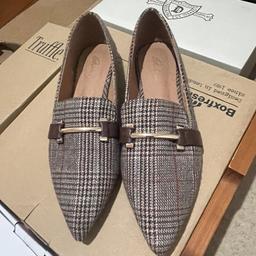 Pointy flats brown checked with gold bar. In sole padding.