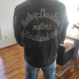 Bikerjacke Harley in einem sehr guten Zustand .Echtleder ! kann gerne anprobiert werden . Größe L kann aber auch eine XL tragen .
