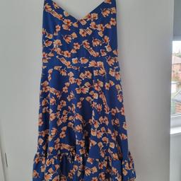 Boohoo dress size 12
Knee length
Blue with orange flowers
Zip at the back up to waist
Tie back
Collection only