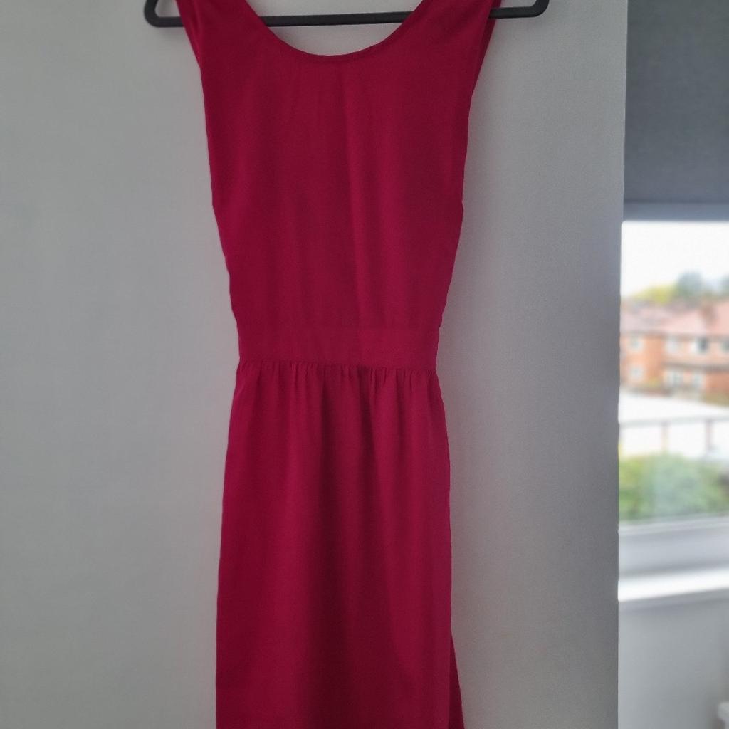 Bright pink Boohoo dress
Cross back
Size 12
Knee length
Collection only