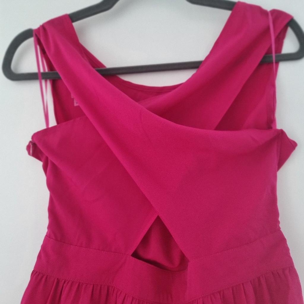 Bright pink Boohoo dress
Cross back
Size 12
Knee length
Collection only