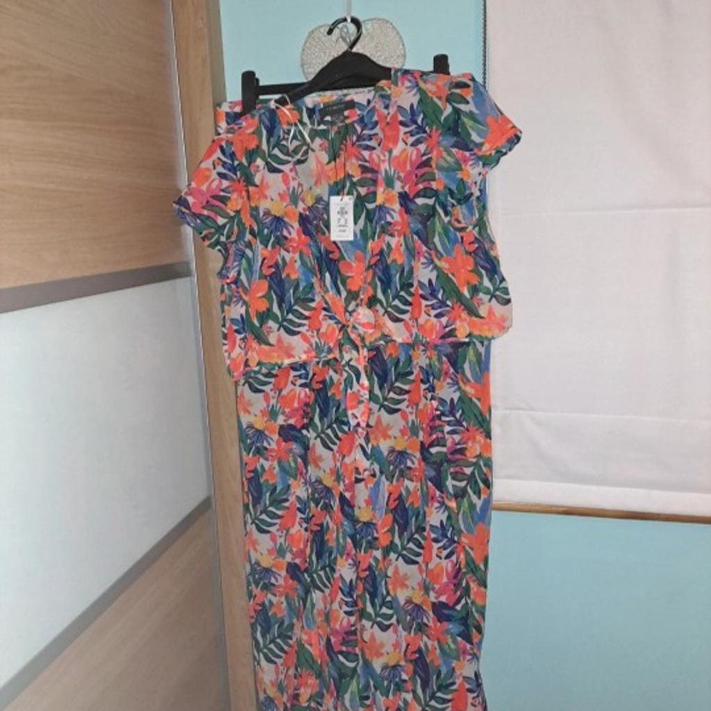 🧡 Beach cover up wear
Size Large 🧡
🧡 Comprises of top and trousers
Cover up top which ties at front 🧡
🧡 Trousers which are slit up to the top but cover over as well
Brand new 🧡
● Collection from Conisbrough or may be able to deliver local