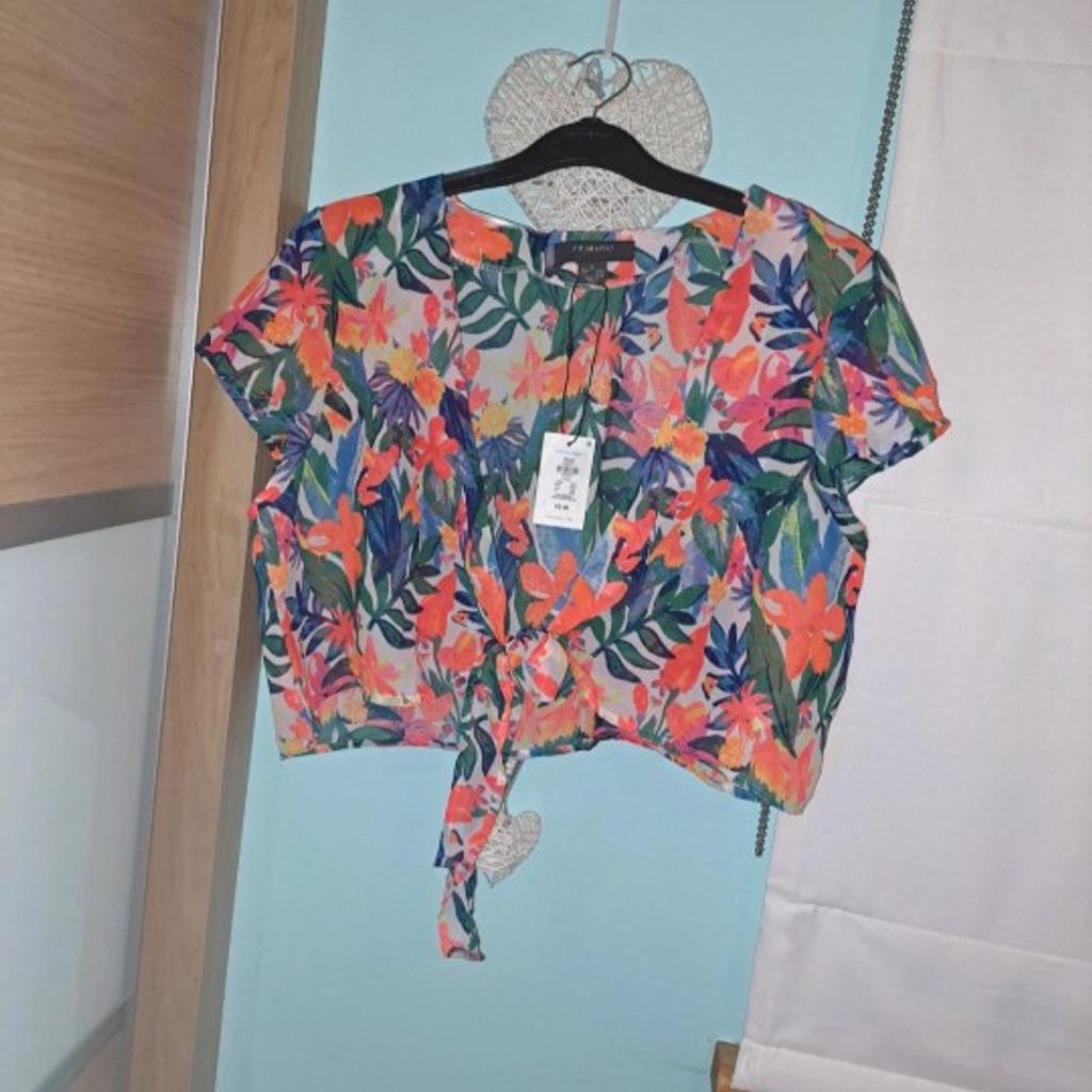 🧡 Beach cover up wear
Size Large 🧡
🧡 Comprises of top and trousers
Cover up top which ties at front 🧡
🧡 Trousers which are slit up to the top but cover over as well
Brand new 🧡
● Collection from Conisbrough or may be able to deliver local