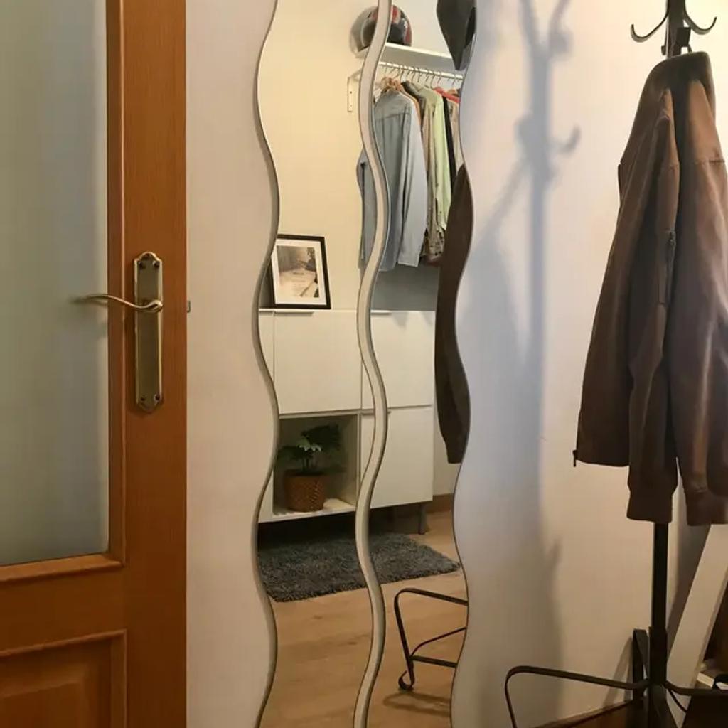 IKEA KRABB Wavy Wall Mirror x2 in W2 Westminster für £ 8,00 zum Verkauf