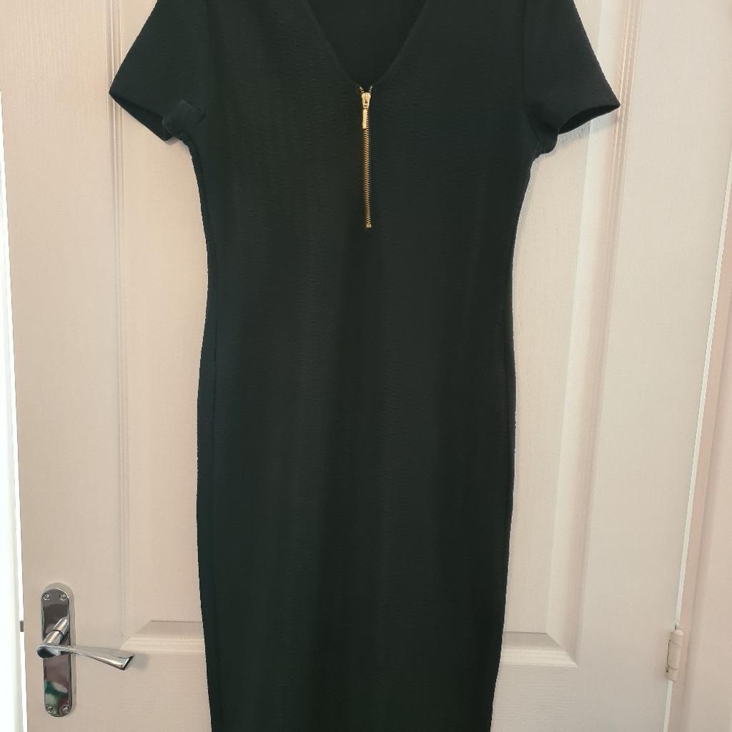 Womens Dorothy Perkins Black Dress size 12.

Only worn a couple of times.

Collect from NG4 Area or weekdays daytime from NG1 Notts city centre. Can post for additional £3 postage.