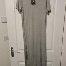 Atmosphere Tshirt maxi dress - black/white striped size 10.

Brand new, tags on.

Folded up short sleeves and small split on the RHS (when wearing) from the bottom (split measures 34cm)

Collect from NG4 Area or weekdays daytime from NG1 Notts city centre. Can post for additional £3 postage.