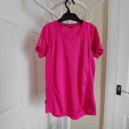 T-Shirt “ Karrimor “RUN With Reflective Stripes

 Pink Colour

 Good Condition

Actual size: cm

Length: 53 cm front

Length: 57 cm back

Length: 36 cm from armpit side

Length sleeves: 19 cm from neck

Volume hand: 24 cm from neck

Volume bust: 72 cm – 75 cm

Volume waist: 70 cm – 75 cm

Volume hips: 70 cm – 80 cm

Size: 13 Years, Eur 158

100 % Polyester

Made in China

Price £ 8.90