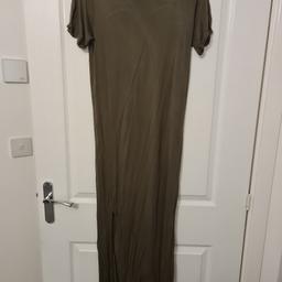 Atmosphere Tshirt maxi dress - kharki green size 12.

Only worn once.

Folded up short sleeves and small split on the RHS (when wearing) from the bottom (split measures 34cm)

Collect from NG4 Area or weekdays daytime from NG1 Notts city centre. Can post for additional £3 postage.
