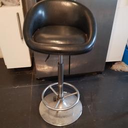 Bar stool in good condition, in black leather and chrome.