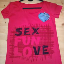 Verkaufe ein Shirt der Marke Desigual in der Größe 38 mit der Aufschrift

Sex

Fun

Love

Der Versand innerhalb von Österreich kostet 4,8€. Der Artikel kann auch nach Absprache in Stumm oder Innsbruck abgeholt werden.
Bitte beachten sie meine weiteren Artikel, vielen dank :)
Es handelt sich um einen Privatverkauf, ohne Rücknahme oder Garantie.