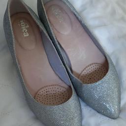 A lovely small silver small heeled shoes. Worn only 1 time for a wedding. Made by Solea. Heel is 2½" high, pointed toe and comfort fit. In excellent condition.
