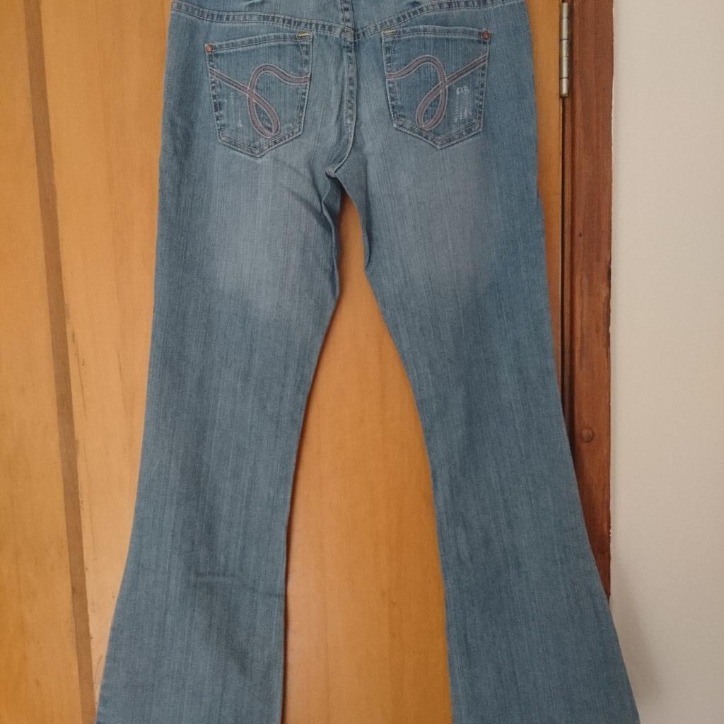 Brand new ladies boot cut jeans
Size 10
Sorry but I don't post.