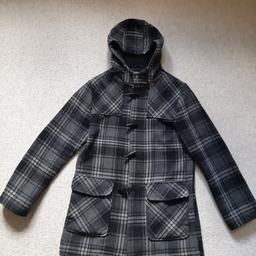 Wool duffle coat with drawstring hood.
Grey and black check pattern.
Good condition.