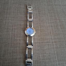 Damen Armband Uhr 
Farbe Silber 
Marke Fossil 
Bandllänge 17 cm
Nichtraucherhaushalt 
Leider ist die Batterie in der Zwischenzeit leer. 
Gebraucht aber guter Zustand. 
Leichte Gebrauchtsspurren vorhanden. 
Versand möglich bei Kostenübernahme.