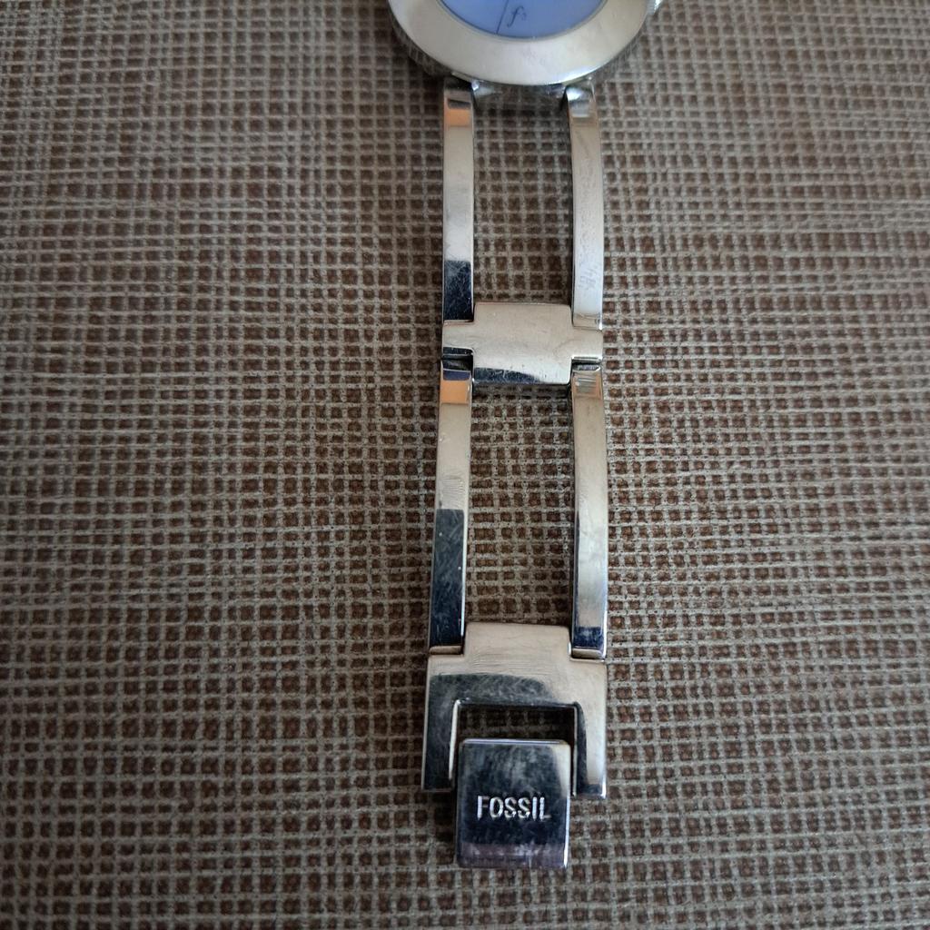 Damen Armband Uhr
Farbe Silber
Marke Fossil
Bandllänge 17 cm
Nichtraucherhaushalt
Leider ist die Batterie in der Zwischenzeit leer.
Gebraucht aber guter Zustand.
Leichte Gebrauchtsspurren vorhanden.
Versand möglich bei Kostenübernahme.